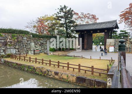 Himeji, Japan. Der Park und das Gelände des White Egret oder Heron Castle, ein Schlosskomplex aus der Azuchi Momoyama-Zeit und ein Weltkulturerbe Stockfoto