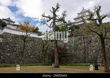 Himeji, Japan. Der Park und das Gelände des White Egret oder Heron Castle, ein Schlosskomplex aus der Azuchi Momoyama-Zeit und ein Weltkulturerbe Stockfoto