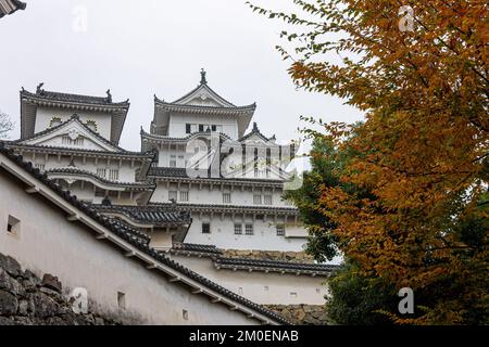 Himeji, Japan. Der Hauptturm (Tendu) der Burg White Egret oder Heron, eine Burganlage aus der Azuchi Momoyama-Zeit und ein Weltkulturerbe Stockfoto