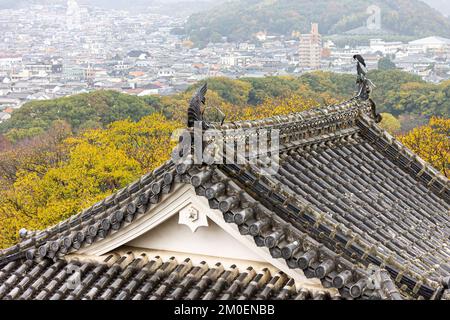 Himeji, Japan. Luftaufnahme der gebogenen Giebel und Dachziegel des White Egret oder Heron Castle, einer Burganlage aus der Azuchi Momoyama-Zeit Stockfoto