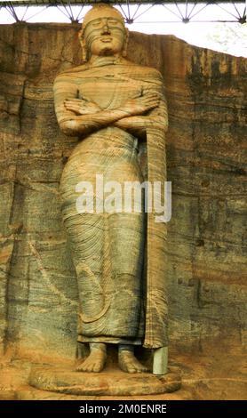 Galviharaya, Uththararamaya, Polonnaruwa ist berühmt für seine drei Buddha-Statuen, die in einen Granit-Gneiss-Felsen geschnitzt wurden. Drei Porträts von Lord Buddha; sitzend, zurückgelehnt und stehend sind live. Die Intelligenz der Skulpturen ist durch die weiche, durchsichtige Sidra zu sehen. Die Flotten des Sidums sind wie Wellen des Meeres. Polonnaruwa, Sri Lanka. Stockfoto