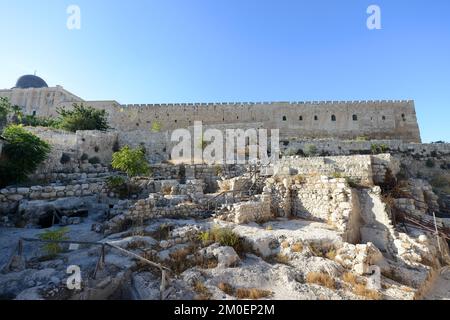 Die südliche Mauer des Tempelbergs von den antiken jüdischen Ruinen im archäologischen Park in der Altstadt von Jerusalem aus gesehen. Stockfoto