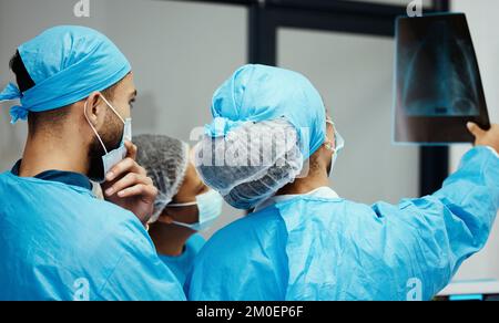 Gesundheitswesen, Ärzteteam und Ergebnisse von Röntgen, Männer und Frauen Beratung zur Diagnose in Krankenhaus oder Klinik. Technologie, medizinische Innovation und Stockfoto