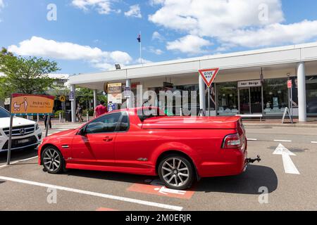 Red Holden Ute SSV Sports V8 Fahrzeug parkt in Newington Marketplace Shopping Area bei Eltern mit Kinderwagen Bay, Sydney, NSW, Australien Stockfoto