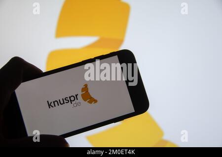 Rheinbach, Deutschland, 5. Dezember 2022, das Markenlogo des Online-Supermarkts „Knuspr“ auf dem Display eines Smartphones (Fokus auf dem Markenlogo) Stockfoto