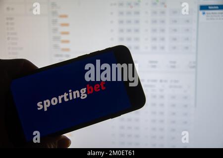 Rheinbach, Deutschland, 5. Dezember 2022, das Markenlogo des Online-Glücksspielunternehmens „Sportingbet“ auf dem Display eines Smartphones Stockfoto