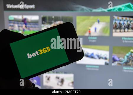 Rheinbach, Deutschland, 5. Dezember 2022, das Markenlogo des Online-Glücksspielunternehmens „bet365“ auf dem Display eines Smartphones vor der Website Stockfoto