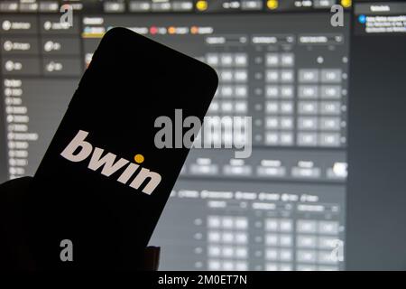 Rheinbach, Deutschland 5. Dezember 2022, das Markenlogo der österreichischen Online-Wettmarke „bwin“ auf dem Display eines Smartphones Stockfoto