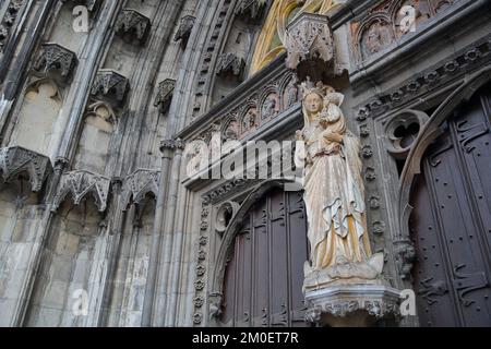 Nahaufnahme des Haupteingangs zur Collegiale Notre Dame Kirche in Dinant, Belgien, mit Schnitzereien und Statuen Stockfoto