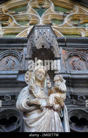 Nahaufnahme des Haupteingangs zur Collegiale Notre Dame Kirche in Dinant, Belgien, mit Schnitzereien und Statuen Stockfoto