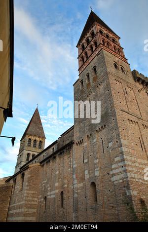 Abteikirche Saint Philibert in Tournus, Burgund, Frankreich, mit römischer Außenfassade und Türmen Stockfoto