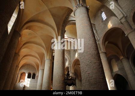 TOURNUS, FRANKREICH - 16. OKTOBER 2022: Das Innere der Abteikirche Saint Philibert mit beeindruckenden Gewölben und Säulen Stockfoto