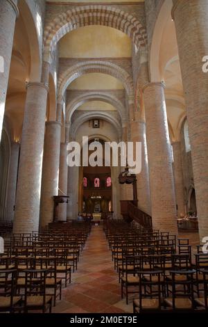 TOURNUS, FRANKREICH - 16. OKTOBER 2022: Das Innere der Abteikirche Saint Philibert mit beeindruckenden Gewölben und Säulen Stockfoto