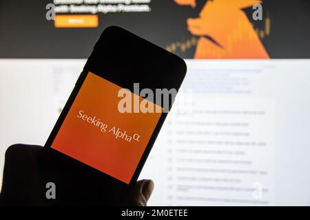 Rheinbach, Deutschland, 5. Dezember 2022, das Markenlogo des Unternehmens „Seeking Alpha“ auf dem Display eines Smartphones vor der Website Stockfoto