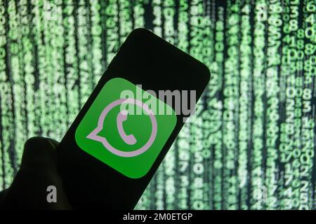 Rheinbach, Deutschland, 5. Dezember 2022, das Markenlogo von „Whatsapp“ auf dem Display eines Smartphones vor abstraktem Hintergrund Stockfoto