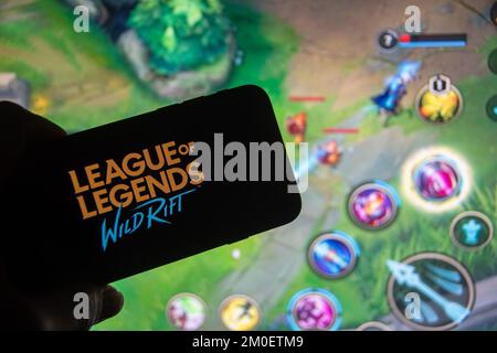 Rheinbach, Deutschland, 5. Dezember 2022, das Markenlogo des Online-Spiels „League of Legends: Wild Rift“ auf dem Display eines Smartphones Stockfoto