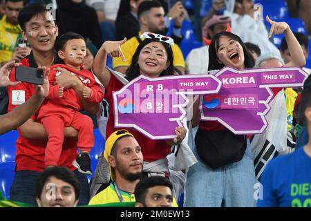 koreanische Fans, Fußball-Fans, Familie. Runde von 16, Runde von 16, Spiel 54, Brasilien (BRA) - Südkorea (KOR) am 5.. Dezember 2022, Stadium 974 Fußball-Weltmeisterschaft 20122 in Katar ab November 20.. - 18.12.2022? Stockfoto