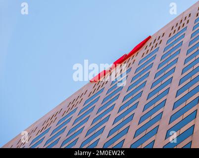 Adelaide, Australien - 23. August 2019: Das Westpac House Building blickt an einem Tag vom Boden aus gegen den blauen Himmel auf Stockfoto