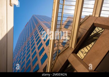 Adelaide, Australien - 23. August 2019: Das Westpac House Building blickt an einem Tag vom Boden aus gegen den blauen Himmel auf Stockfoto