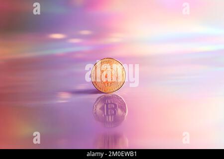 Goldene Bitcoin-Münze auf holographischem, abstraktem, neonfarbenem Hintergrund. Digitale Währung, Geschäftsstil. Bergbau und Handel Bitcoin-Konzept. Stockfoto