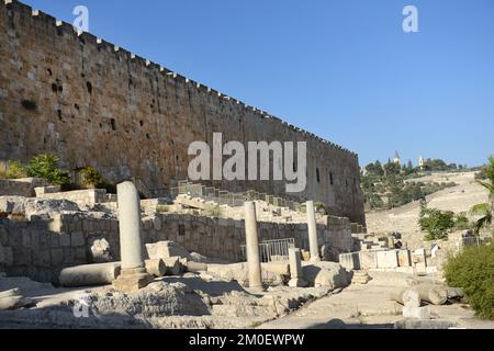 Ruinen aus der Umayyad-Zeit im Jerusalem Archäologischen Park entlang der südlichen Mauer des Tempelbergs in der Altstadt von Jerusalem. Stockfoto