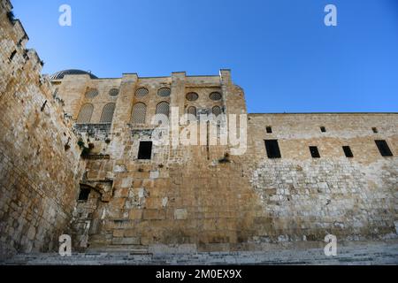 Blick auf die al-Aqsa-Moschee vom archäologischen Park in der Nähe des Dung Gate in der Altstadt von Jerusalem. Stockfoto