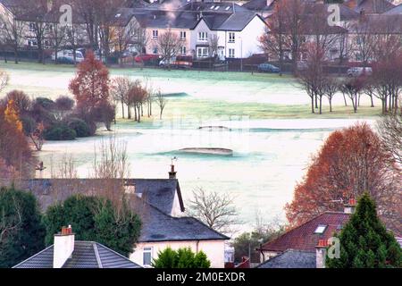 Glasgow, Schottland, Vereinigtes Königreich 6.. Dezember 2022. UK Weather: Bei den kalten Temperaturen wurden die Grünflächen des Rightswood-Golfplatzes über Nacht weiß, als die Stadt zu einem Kaltstart erwachte. Credit Gerard Ferry/Alamy Live News Stockfoto