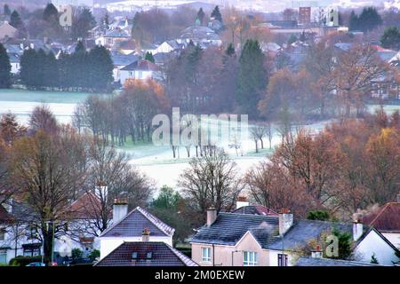 Glasgow, Schottland, Vereinigtes Königreich 6.. Dezember 2022. UK Weather: Bei den kalten Temperaturen wurden die Grünflächen des Rightswood-Golfplatzes über Nacht weiß, als die Stadt zu einem Kaltstart erwachte. Credit Gerard Ferry/Alamy Live News Stockfoto