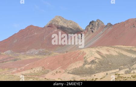 Trockene Berglandschaft in der Nähe der unbebauten Straße, die durch die Berge zwischen Huachupampa und San Mateo verläuft. San Mateo, Lima, Peru. Stockfoto