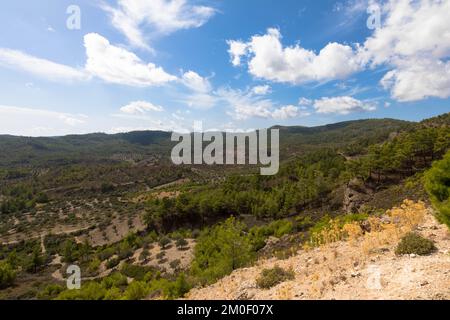 Panoramablick auf den Berg Attavyros. Ist der höchste Berg auf der Insel Rhodos im Dodekanes in Griechenland. Im Süden des Dorfes Embonas. Stockfoto