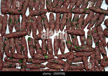 Shish Kofta, eine Art Kebab-Kufta, Hackfleisch, Hammel, Kalb oder Rindfleisch oder eine Mischung aus diesen Fleischsorten, gemischt mit Kräutern, Petersilie und Minze und Grill Stockfoto