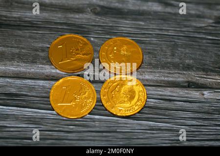 Die Schokoladen-Euro-Münze zeigt König Albert II. Und ein Monogramm eine Hauptstadt A unter einer Krone zwischen dem 12-Sterne-Symbol 2009 und der europäischen Karte Belgiens Stockfoto