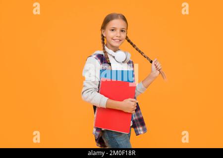 Auf dem Weg zum Wissen. Lernen Sie die folgenden Regeln. Moderne Schülerin. Kostenlose Kurse. Willkommen zurück in der Schule. Motivieren Sie Kinder für das kommende Schuljahr. Schule Stockfoto