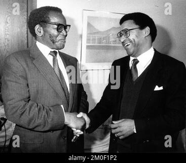 ANC-Präsident Oliver Tambo, Left, und Reverend Alan Boesak, der am 14. März 1986 auf der Beerdigung des schwedischen Premierministers Olof Palme in Stockholm, Schweden, eine Sondergenehmigung für das Verlassen Südafrikas erhalten hatte.Foto: Folke Hellberg / DN / TT / Code: 23 Stockfoto