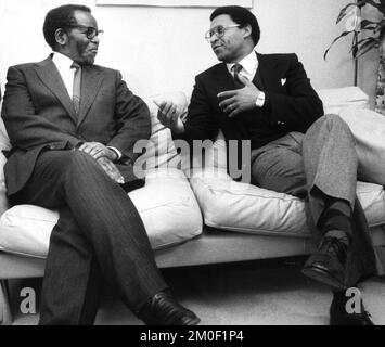 ANC-Präsident Oliver Tambo, Left, und Reverend Alan Boesak, der am 14. März 1986 auf der Beerdigung des schwedischen Premierministers Olof Palme in Stockholm, Schweden, eine Sondergenehmigung für das Verlassen Südafrikas erhalten hatte.Foto: Folke Hellberg / DN / TT / Code: 23 Stockfoto