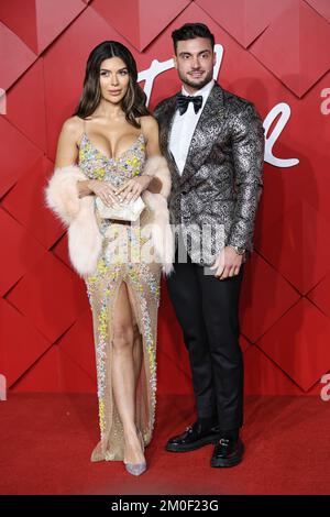 London, UK, 05/12/2022, Ekin-Su Culculoglu (links) und Davide Sanclimenti nehmen an den British Fashion Awards 2022 in der Royal Albert Hall am 5.. Dezember 2022 in London Teil. Foto: Marco Piovanotto/IPA Stockfoto