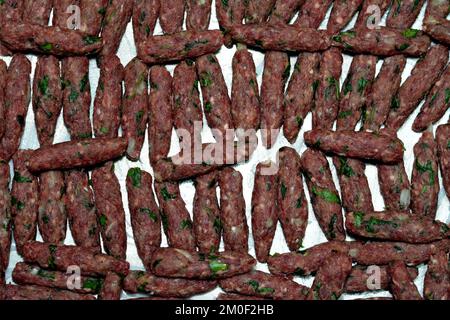 Shish Kofta, eine Art Kebab-Kufta, Hackfleisch, Hammel, Kalb oder Rindfleisch oder eine Mischung aus diesen Fleischsorten, gemischt mit Kräutern, Petersilie und Minze und Grill Stockfoto