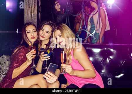 Club Selfie, Drinks und Frauen auf einer Disco-Party, Silvestererinnerungen und Geburtstagsfeier in einem dunklen Techno Rave. Happy Hour, Veranstaltung und Freunde im Stockfoto