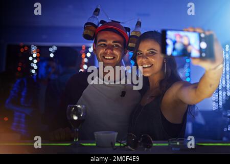 Freunde, Nachtklub und Lächeln für Selfie per Telefon, Feiern oder gesellschaftliche Veranstaltungen auf der Nachtparty. Glücklicher Mann und glückliche Frau, die für Fotomomente lächeln Stockfoto