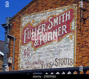 Brewers, Fuller Smith & Turner – historische Gable End-Werbung für bekannte Ales und Stouts, Great Western Road, Maida Hill, London, England, Großbritannien, W9 3BT Stockfoto