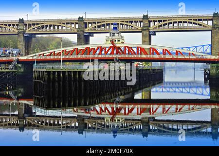 Newcastle Upon Tyne Swing und High Level Brücken an einem nebligen späten Nachmittag Stockfoto