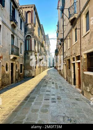 Eine Vertikale einer typischen engen Straße in Italien mit alten architektonischen Gebäuden Stockfoto