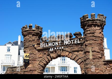 Eingangsbogen zum 4-Sterne-Hotel Belmont entlang der Promenade, Sidmouth, Devon, Großbritannien, Europa. Stockfoto