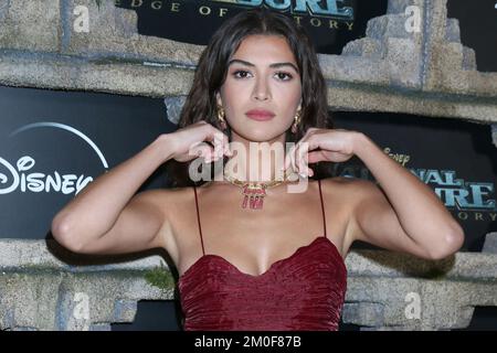 LOS ANGELES - 5. DEZ.: Lisette Olivera im National Treasure - Edge of History Disney+ Original Series Red Carpet Event im El Capitan Theater am 5. Dezember 2022 in Los Angeles, Kalifornien Stockfoto