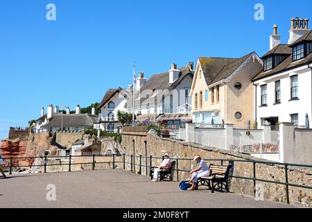 Blick auf traditionelle strohgedeckte Häuser mit Blick auf den Strand am Westende der Stadt, Sidmouth, Devon, Großbritannien, Europa. Stockfoto