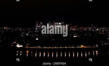 Wunderschöne Stadtlandschaft der modernen städtischen Londoner Metropole bei Nacht, mit leichten Wolkenkratzern, Türmen und Gebäuden, Luftblick. Stockfoto