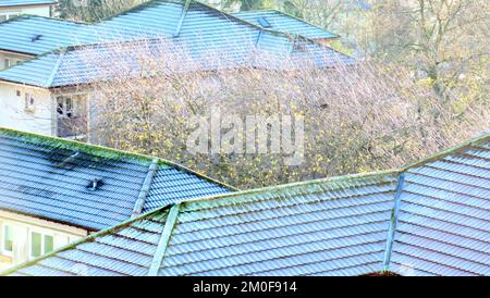 Glasgow, Schottland, Vereinigtes Königreich 6.. Dezember 2022. UK Weather: Die Temperaturen unter dem Gefrierpunkt erblickten die Dächer der Mietshäuser über Nacht in Ritterholzweiß, als die Stadt zu einem Kaltstart erwachte. Credit Gerard Ferry/Alamy Live News Stockfoto