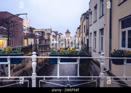 Schöne Weihnachtslichter erstrahlen in der Stadt Valkenburg, Limburg, Niederlande. 29. november 2022. Stockfoto