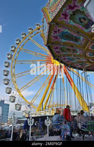 Kettenkarussell und Riesenrad am Hamburger Dom, Deutschland, Hamburg Stockfoto