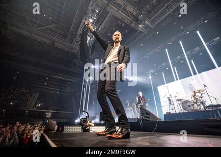 Oslo, Norwegen. 03., Dezember 2022. Die norwegische Rockband Madrugada führt ein Live-Konzert im Oslo Spektrum in Oslo auf. Hier werden Sänger und Songwriter Sivert Hoyem live auf der Bühne gesehen. (Foto: Gonzales Photo - Terje Dokken). Stockfoto